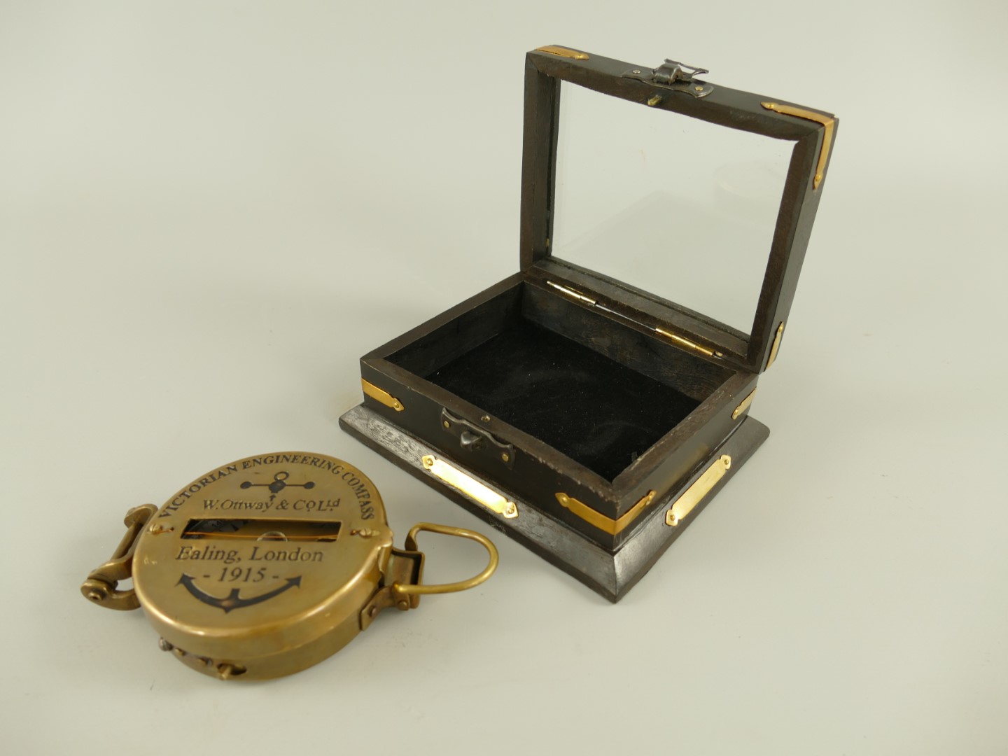 *ANG. Kompaß Messing brüniert mit Holzbox D.8cm