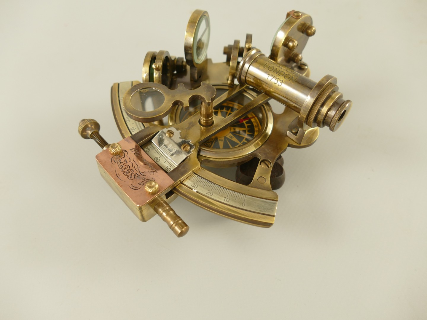 #Sextant Messing brün. mit Holzbox schwarz H.7cm