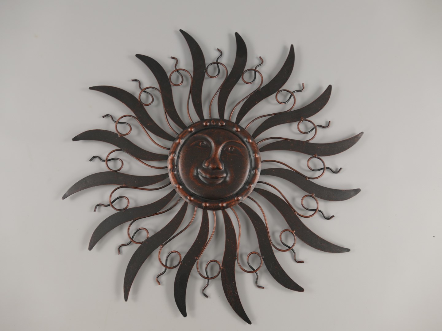 Wandornament SONNE Eisen Kupfer ant. Braun D.53cm