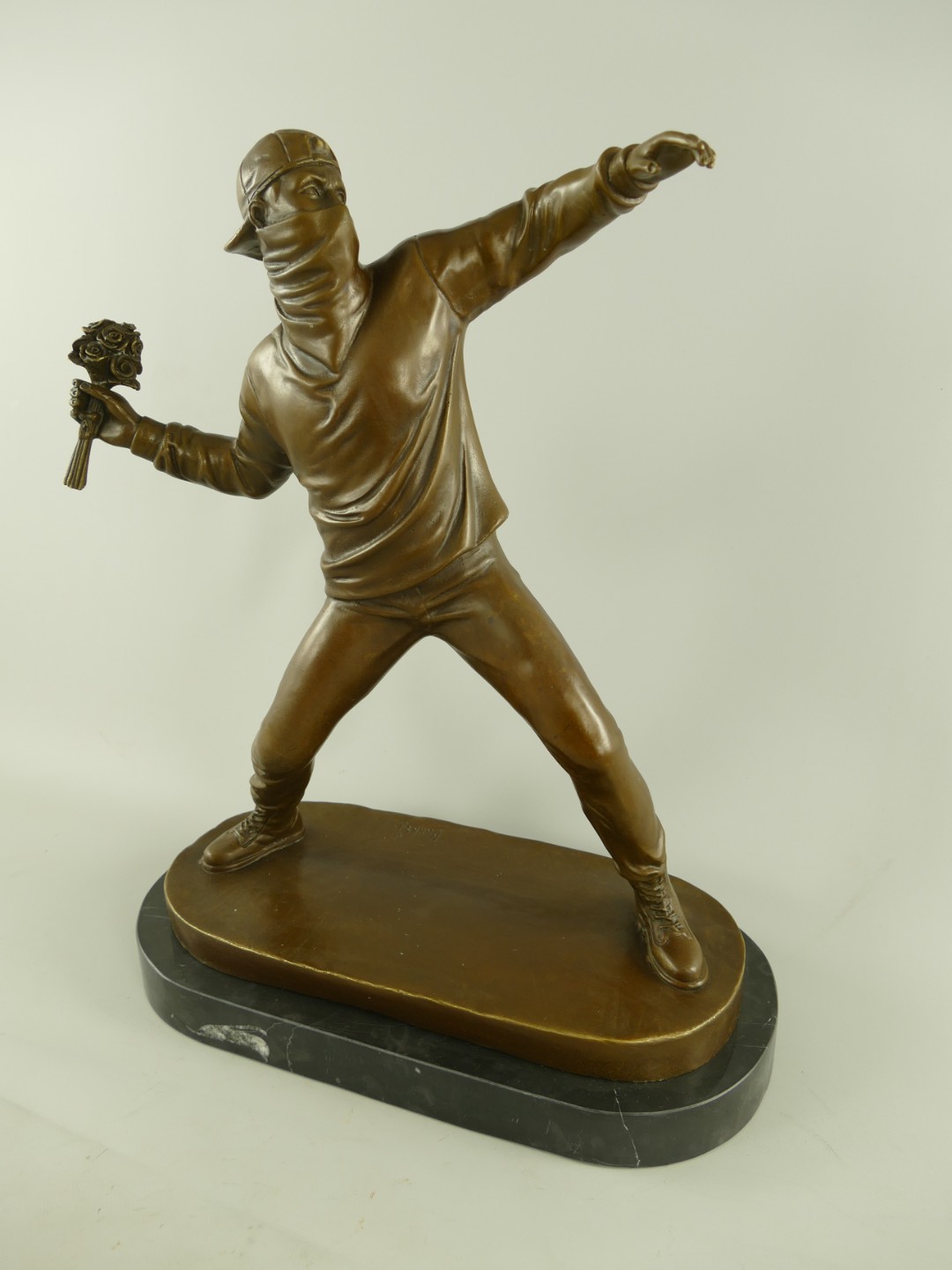 Figur Bronze Banksy Blumenwerfer H.56x45cm