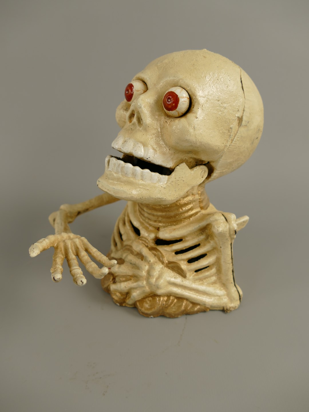 Spardose(Mechan.) Totenkopf Eisen weiss H.16x15cm