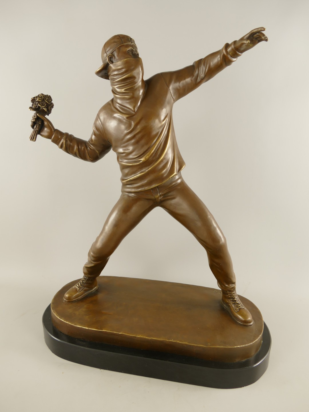 Figur Bronze Banksy Blumenwerfer H.75x58cm