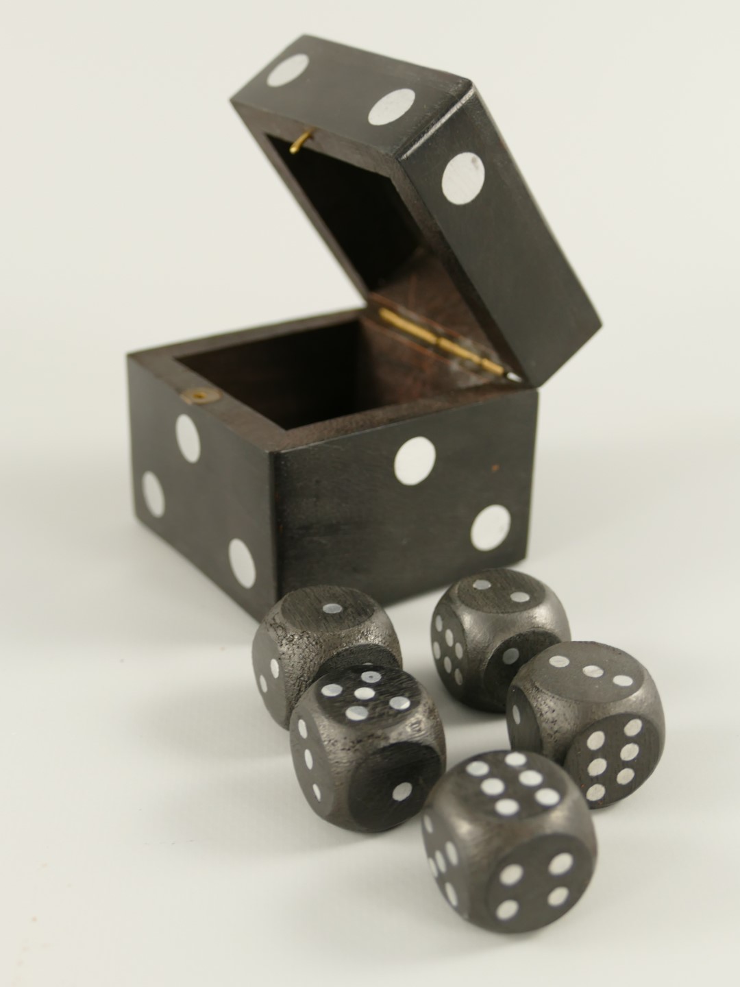 *ANG. Würfel vernickelt(5St.) Holzbox D.6x6cm
