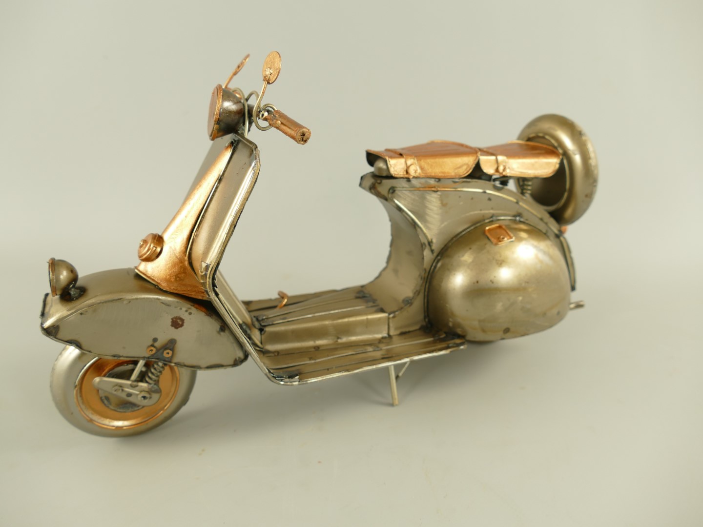 *ANG. Scooter Ant. Eisen metallic farbig L.33x20cm