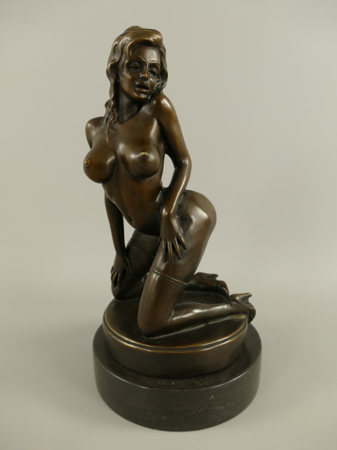 Figur knielende Frau Bronze H.31x17cm