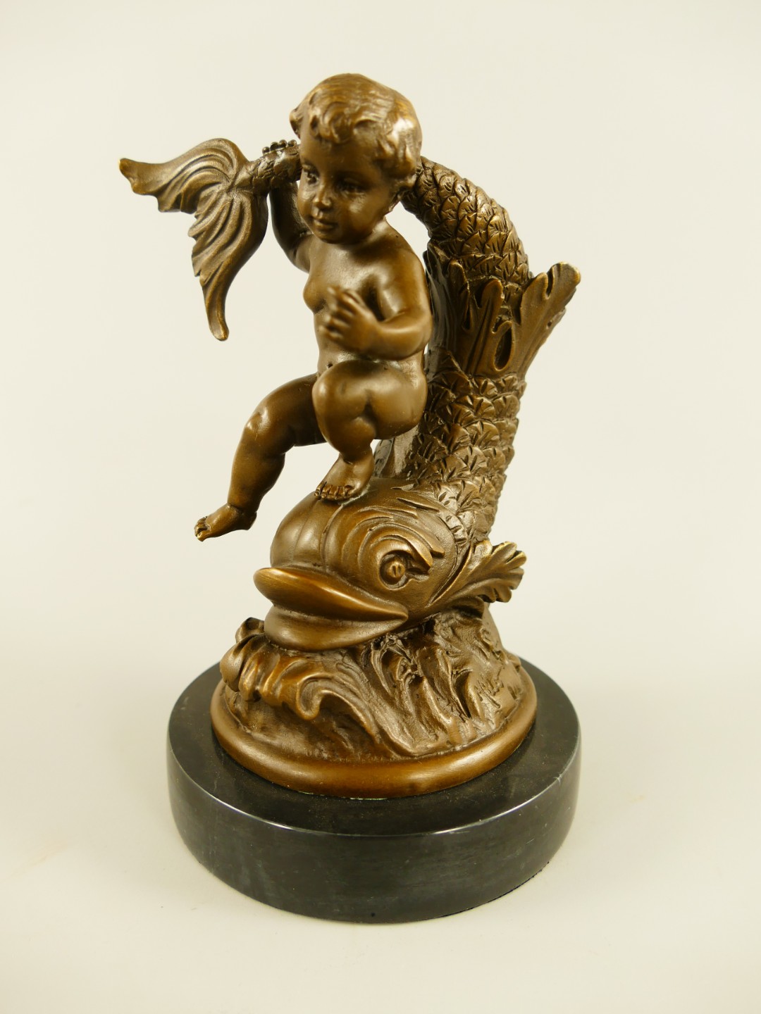 Figur Bronze Kind mit Fische H.16x10x10cm